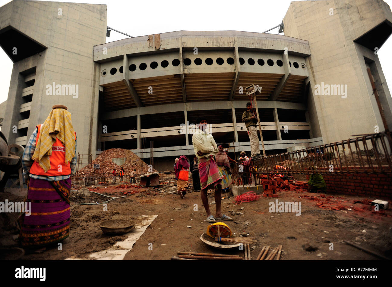 Lavoratori edili a Indira Gandhi Palasport New Delhi uno dei siti per il prossimo 2010 Giochi del Commonwealth Foto Stock