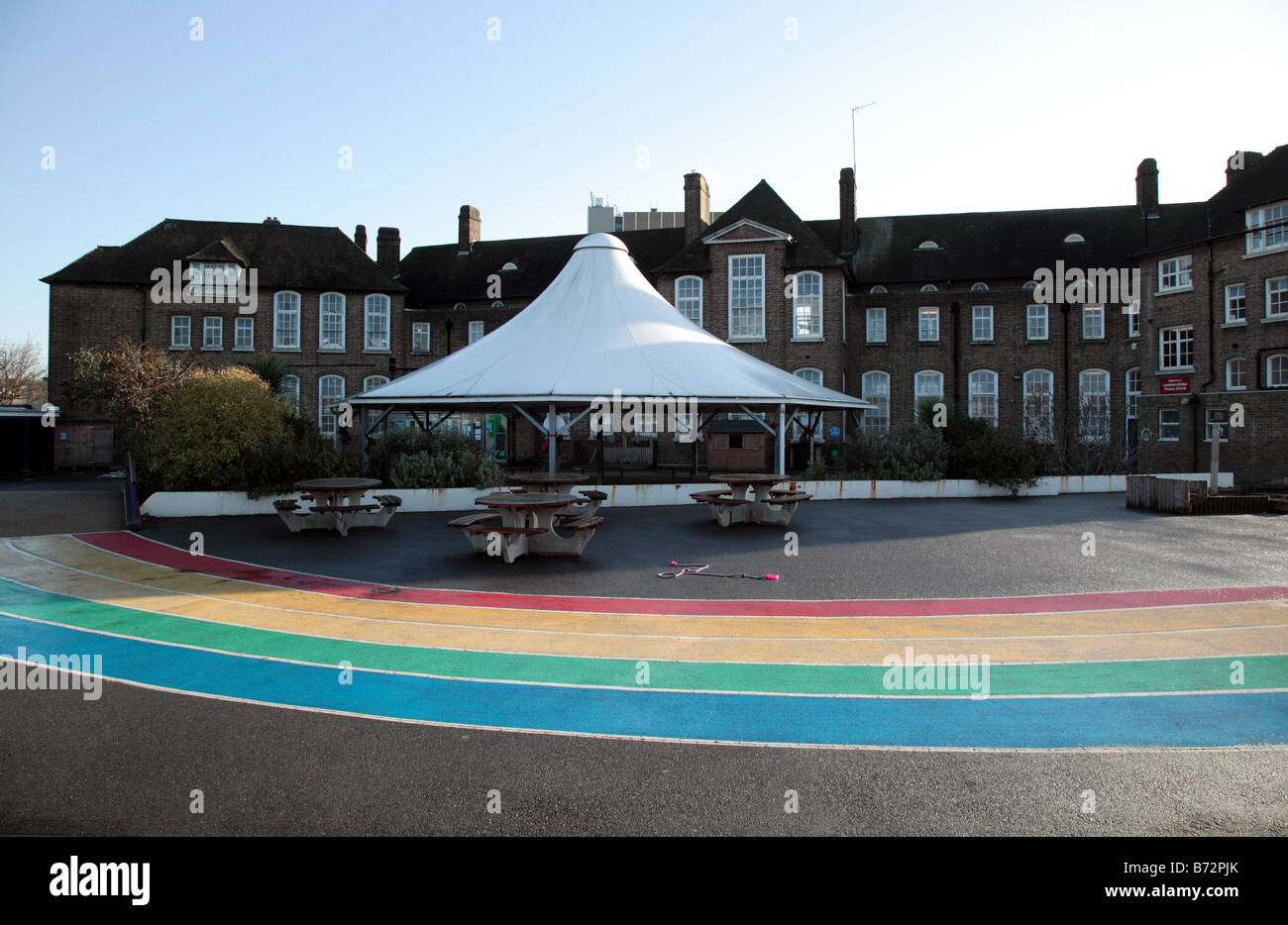 Colpo di Lewisham ponte scuola primaria e la sua grande e ben progettata e nominata area giochi. Foto Stock