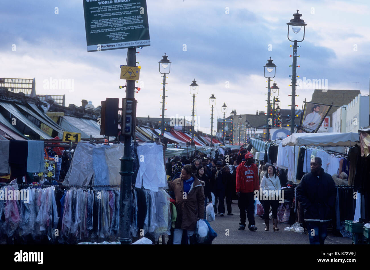 Gli amanti dello shopping a piedi attraverso Ridley Road market, Dalston, Londra Foto Stock