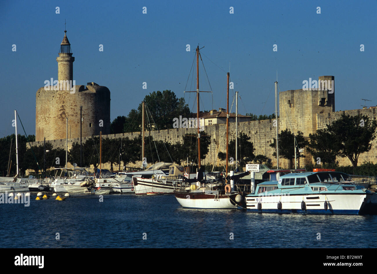 Torre di Costanza, città fortificata mura di Aigues Mortes & Rhône Canal, Piccola Camargue, Gard, Provenza, Francia meridionale Foto Stock