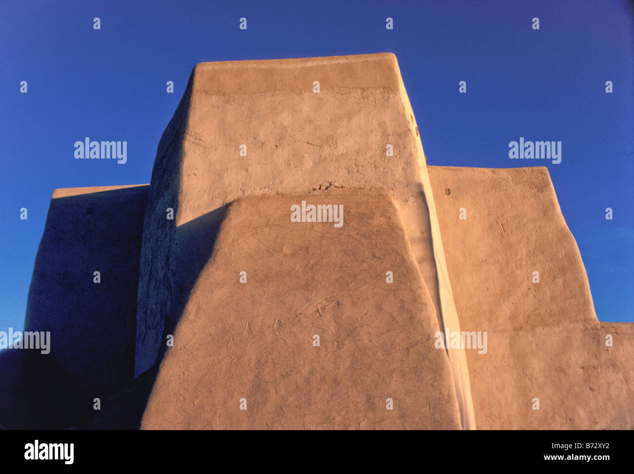 La missione della chiesa di San Francesco di Assisi, in Ranchos de Taos, Nuovo Messico, completato nel 1815 Foto Stock