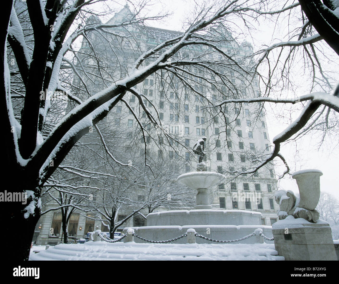 New York City Plaza Hotel Pulitzer e fontana dopo la neve e il ghiaccio Storm. Stati Uniti d'America Foto Stock