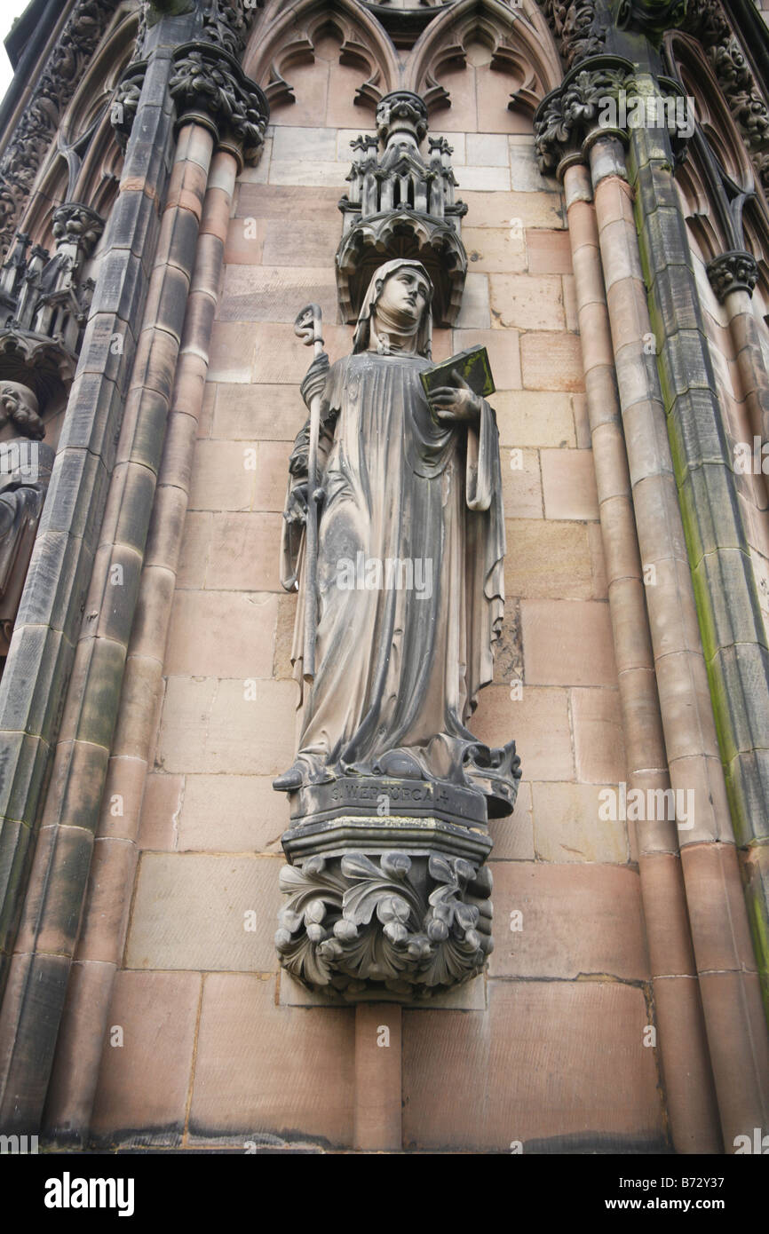Statua di San Werburga Patrono di Chester Lichfield Cathedral Foto Stock