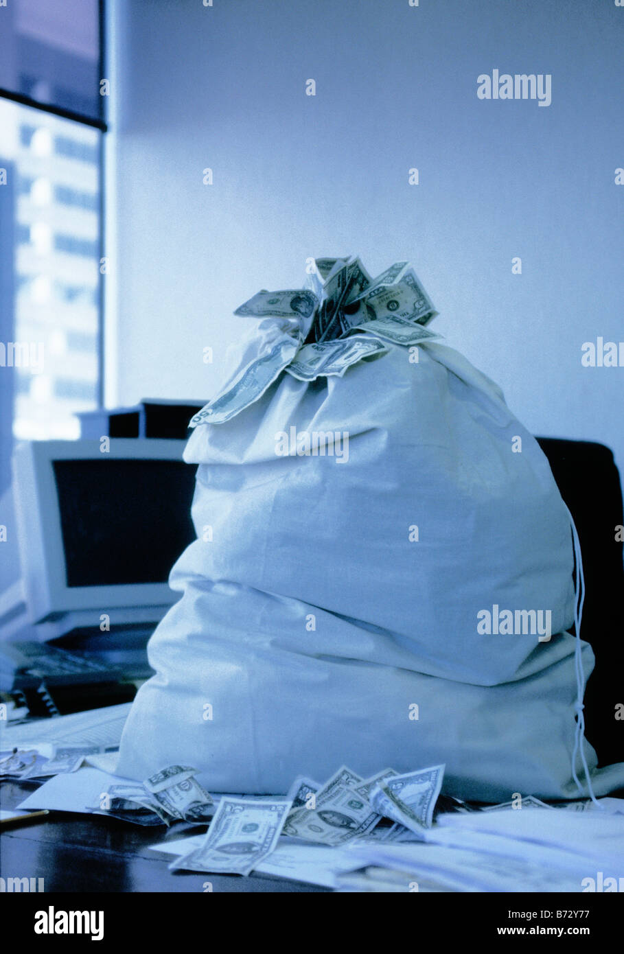 Moneybag, economia. Inflazione. Incertezza. Dollari americani su una scrivania. Crisi bancaria USA. Successo finanziario. Foto Stock
