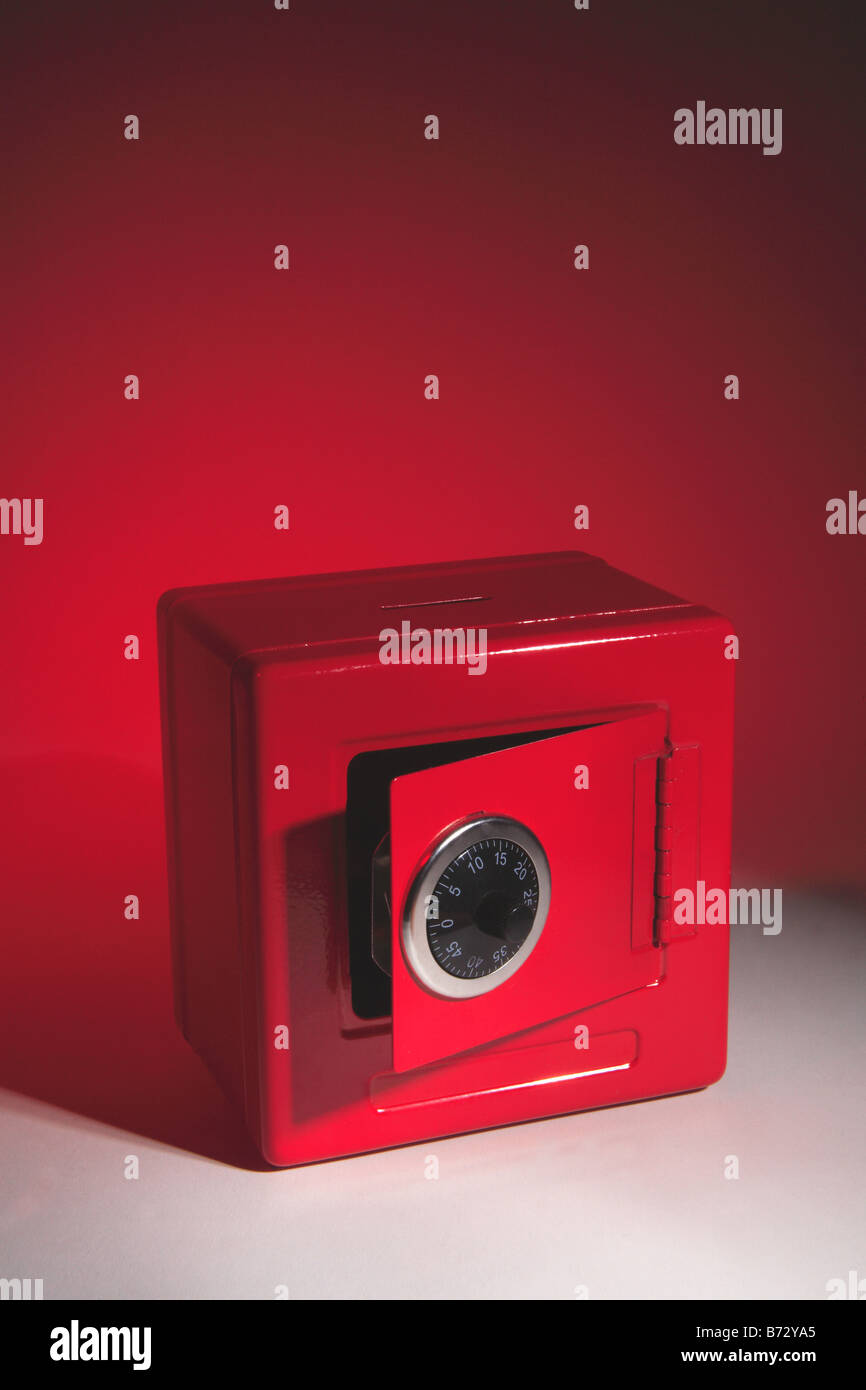 Rosso di sicuro di denaro contante combinazione credit crunch mantenendo la casella di risparmio bancario Rainy day Foto Stock