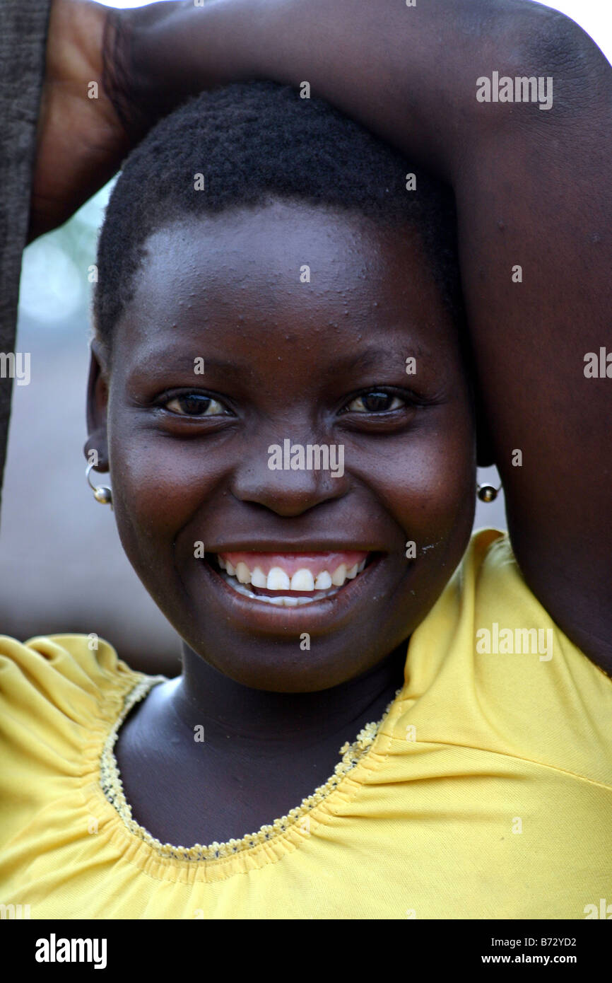 Sorridente donna locale/ragazza Pemba in Mozambico in Africa Foto Stock
