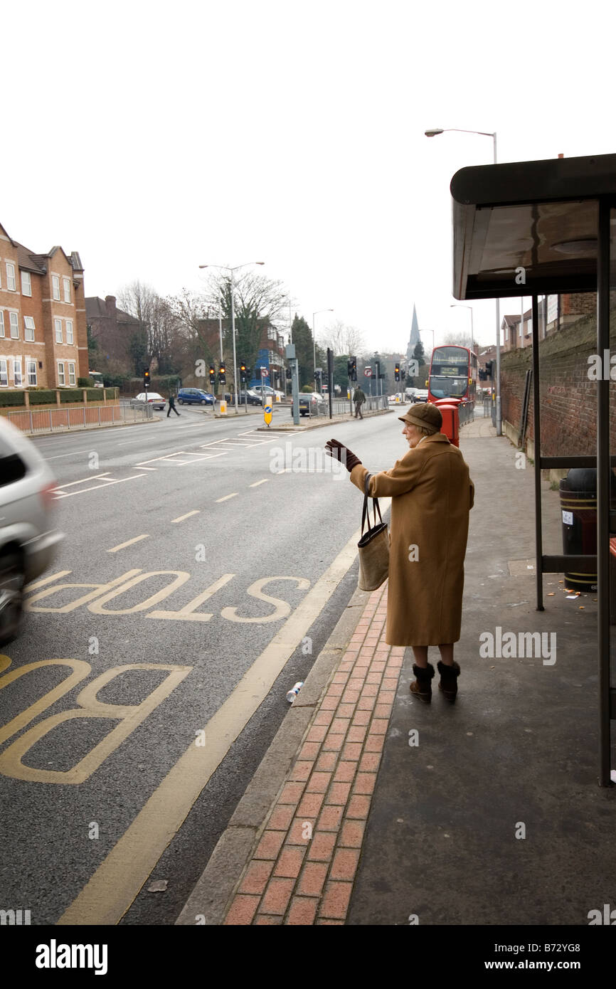 Il titolare di pensione o di rendita rimane in attesa per un autobus. Foto Stock
