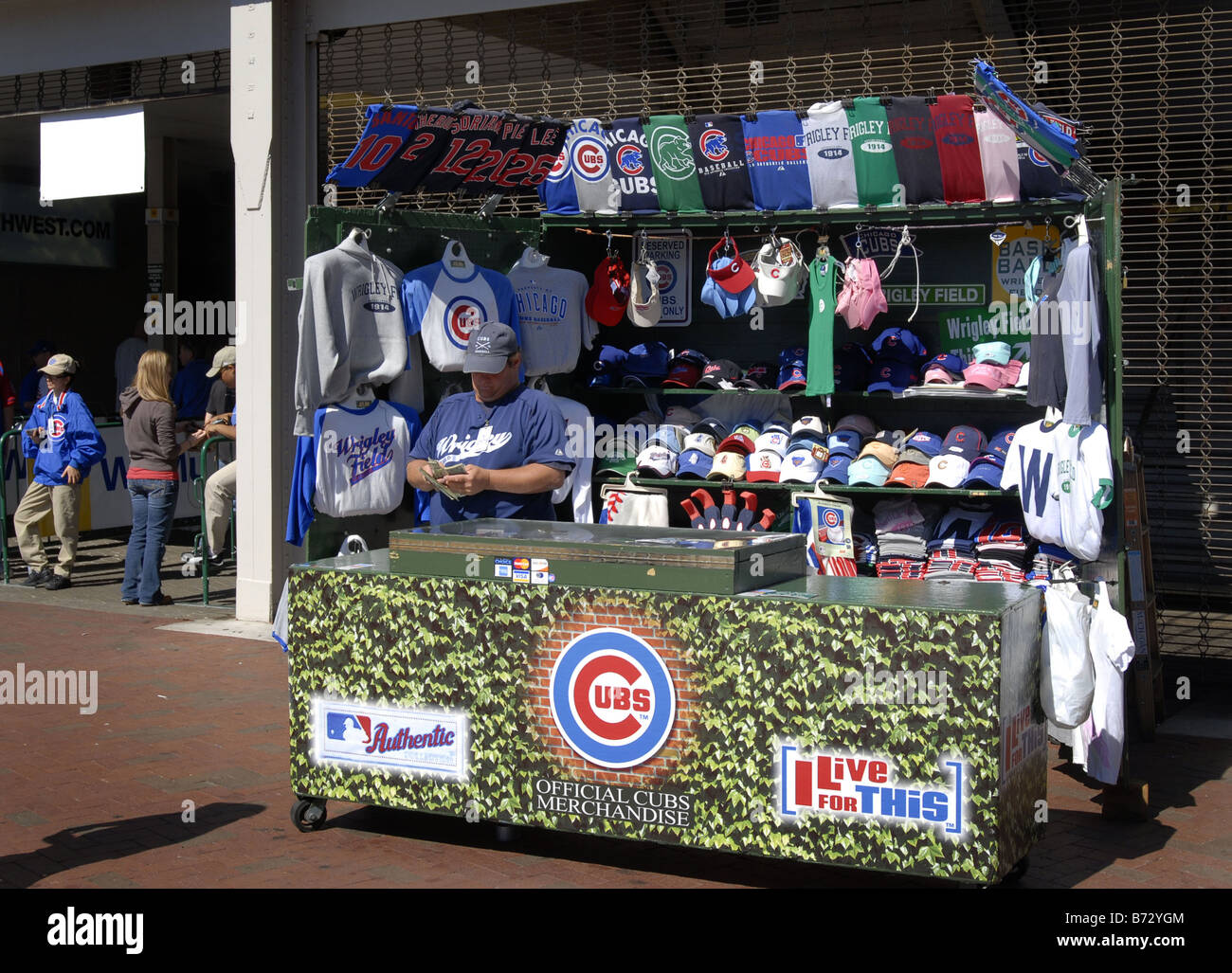 Un fornitore esterno Wrigley Field di Chicago conta il suo denaro Foto Stock