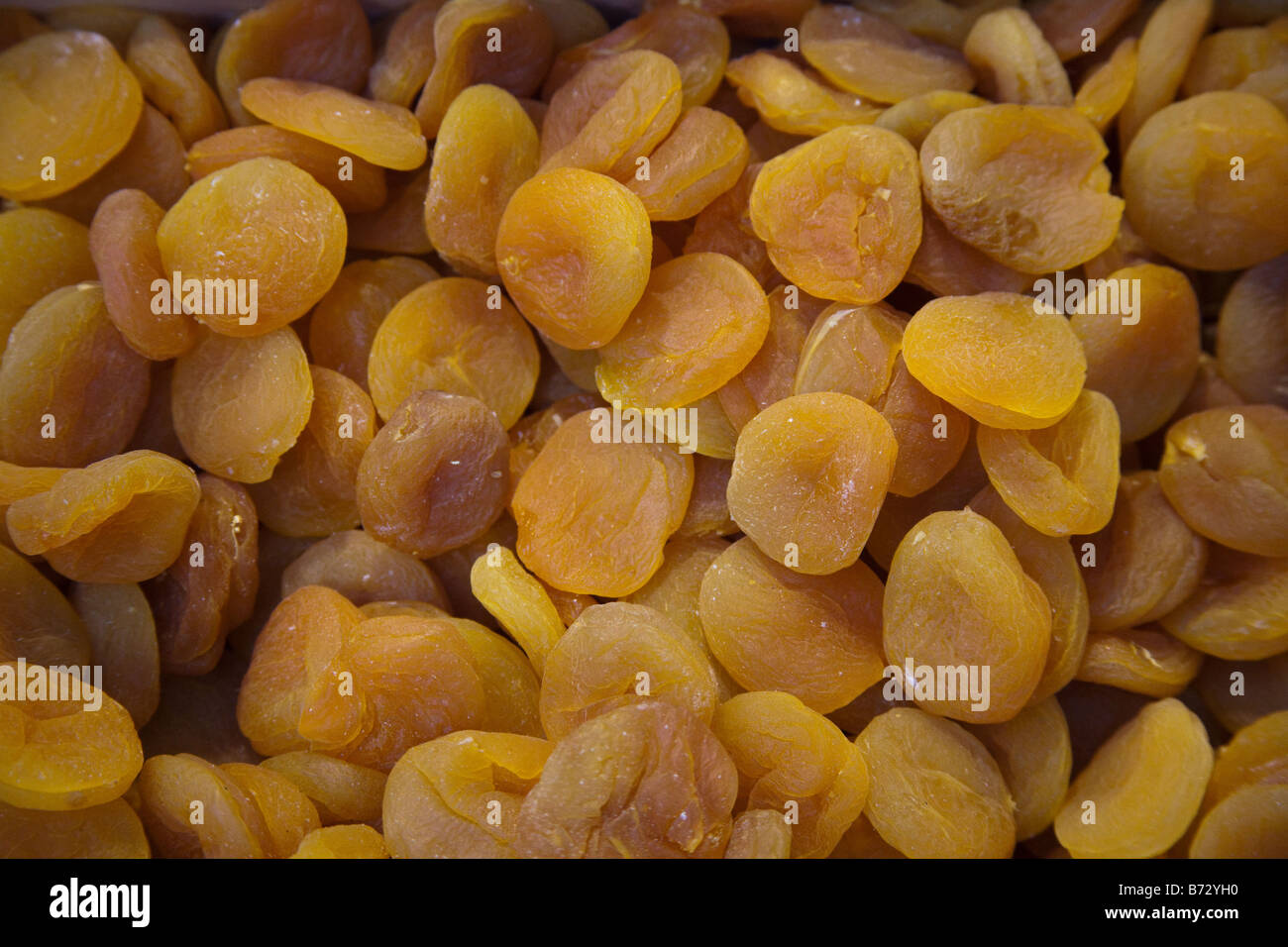 Albicocche secche in esposizione al mercato di Borough Londra Inghilterra. Foto Stock