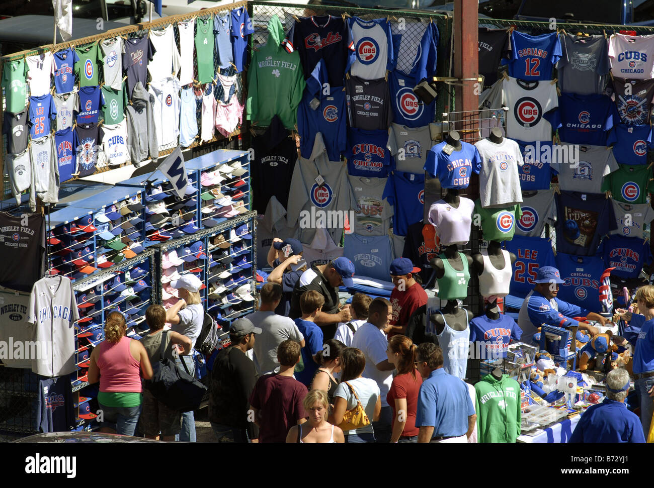Gli appassionati di baseball folla di un fornitore in s stand vicino a Wrigley Field a Chicago Foto Stock