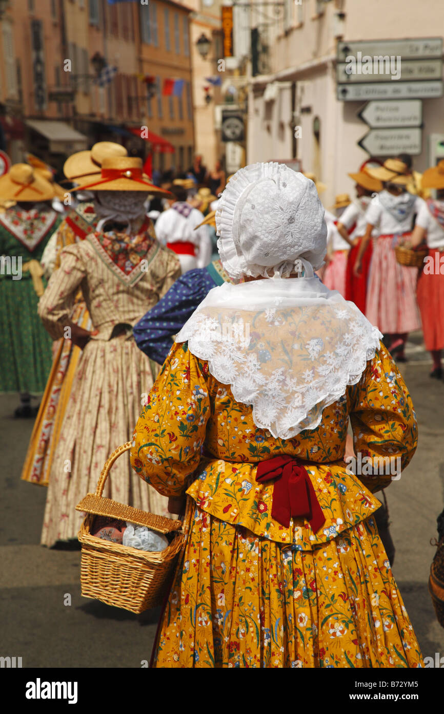 Donne vestiti in abiti tradizionali a St Tropez, Francia Foto Stock