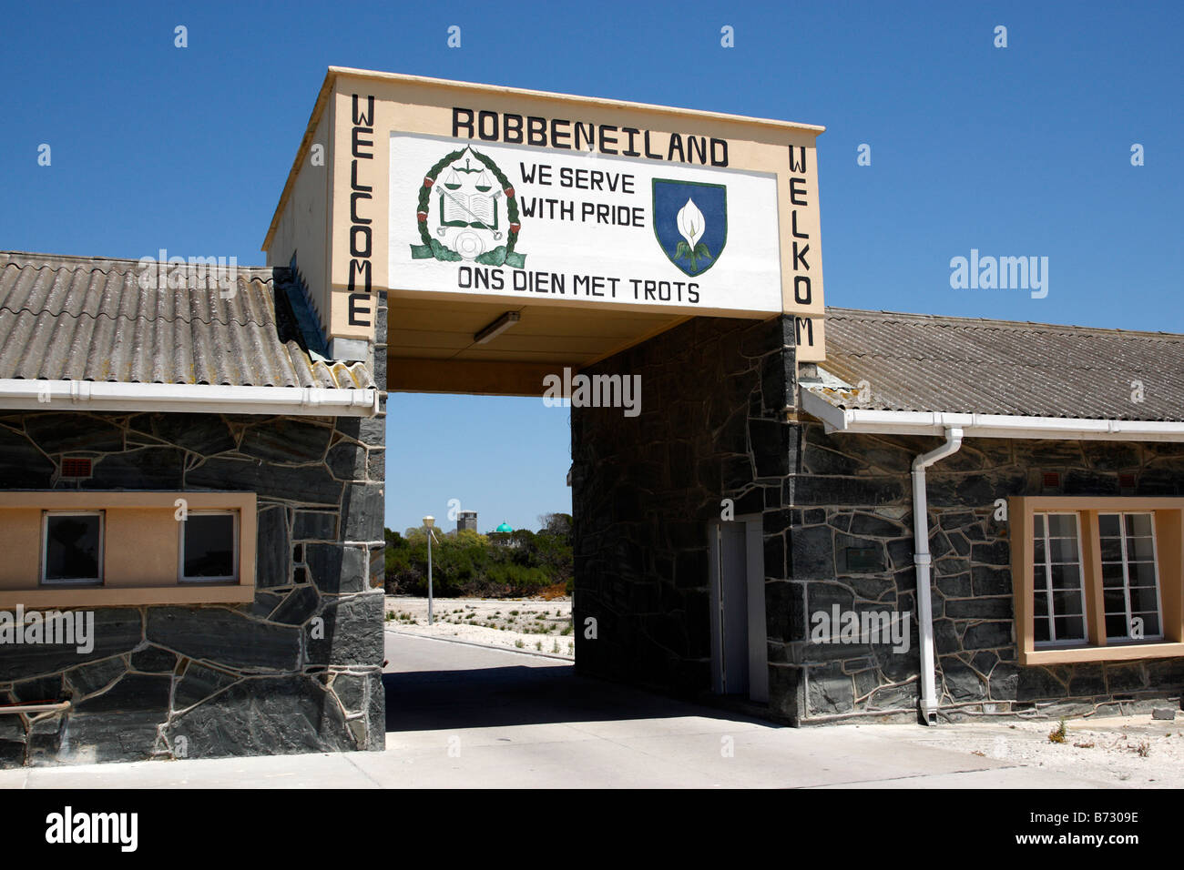 Cancello per Robben Island carcere con il personale carcerario motto serviamo con orgoglio Città del Capo SUD AFRICA Foto Stock