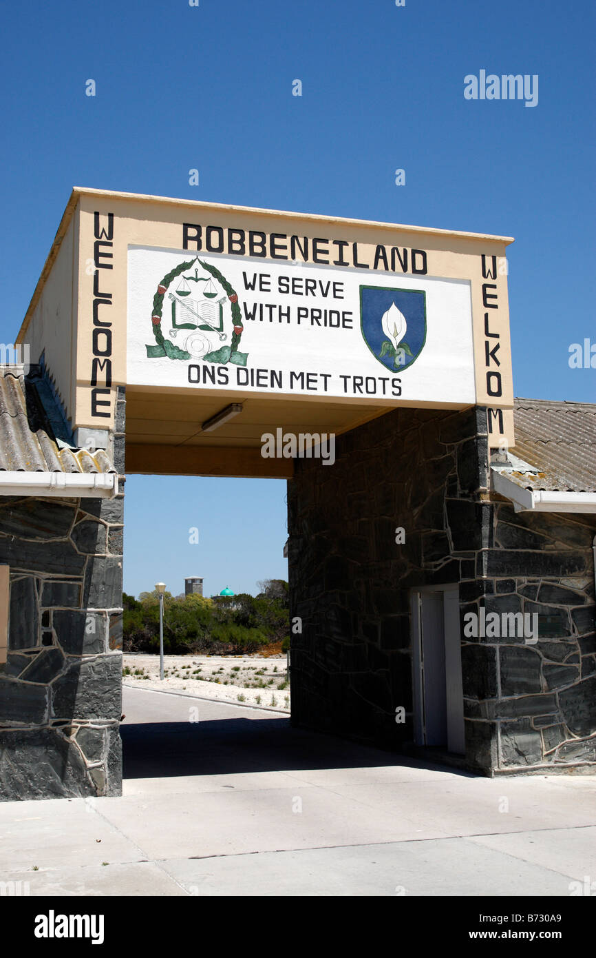 Cancello per Robben Island carcere con il personale carcerario motto serviamo con orgoglio Città del Capo SUD AFRICA Foto Stock