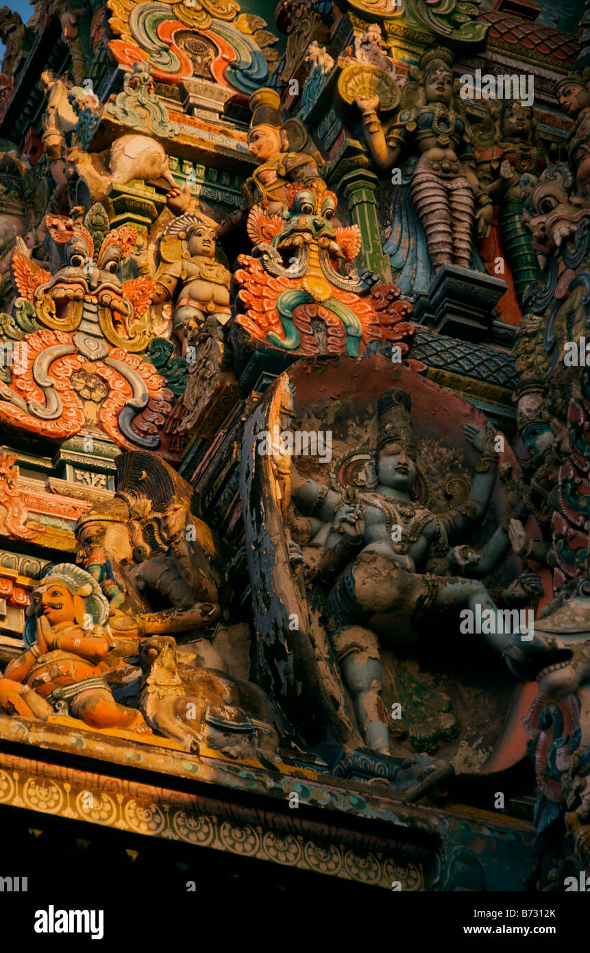Una vista ritagliata di una torre nel Tempio Meenakshi-Sundareswar, Madurai, Tamil Nadu, India meridionale, India Foto Stock