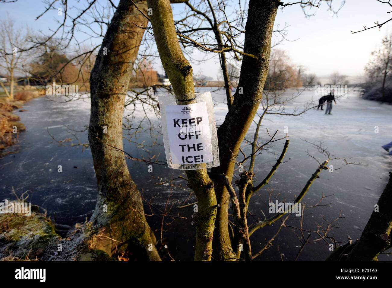 Pattinaggio su ghiaccio sul laghetto Falmer nonostante i segnali di avvertimento nei pressi di Brighton durante le recenti condizioni climatiche gelide - gennaio 2009 Foto Stock