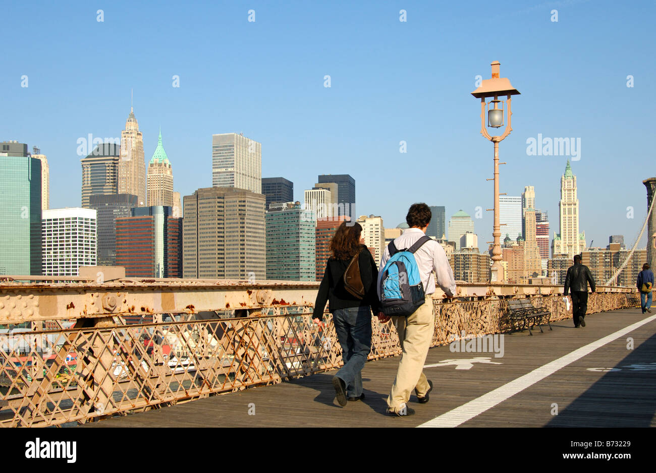 I Newyorkesi attraversando il ponte di Brooklyn sul loro modo di lavorare nel Distretto Finanziario di Manhattan, New York, Stati Uniti d'America Foto Stock