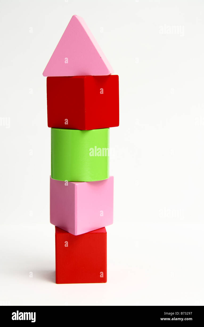 Una torre costruita di legno colorati per bambini blocchi di edificio isolato su sfondo bianco Foto Stock