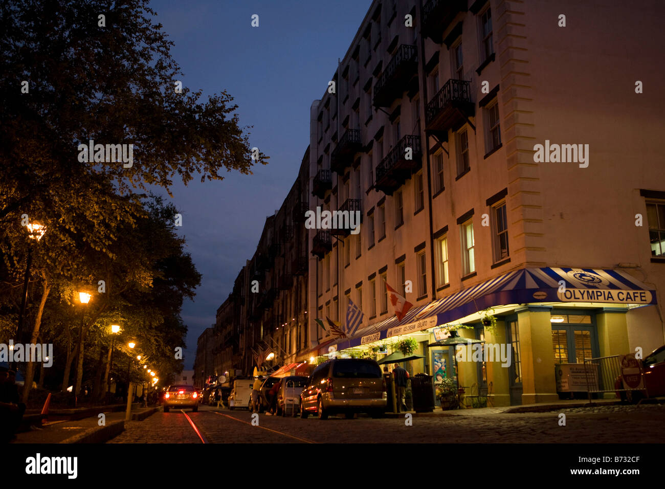 Una vista serale di River Street, con negozi, bar e ristoranti nel XIX secolo restaurato Magazzini del Cotone a Savannah, Georgia. Foto Stock