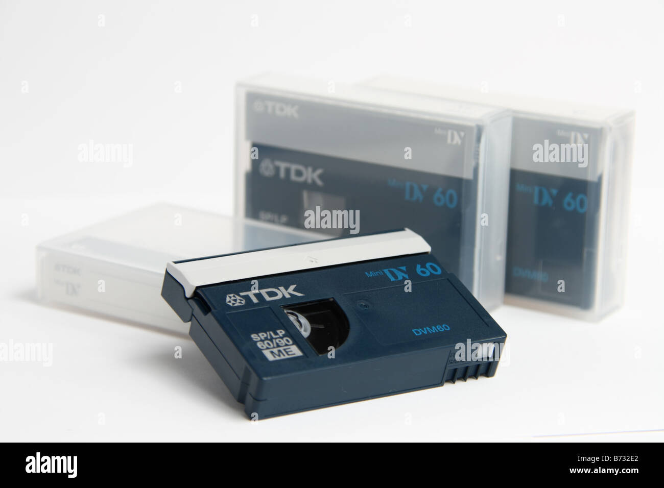 Una pila di cassette miniDV isolati su sfondo bianco Foto Stock