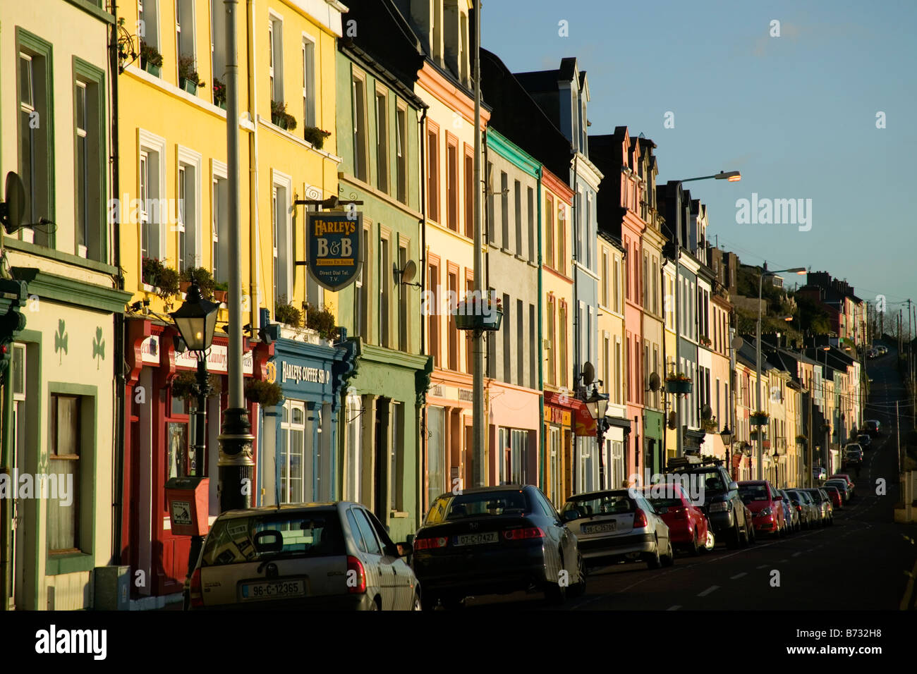 Fila di case colorate nella città di Cobh, Co. Cork, Repubblica di Irlanda Foto Stock