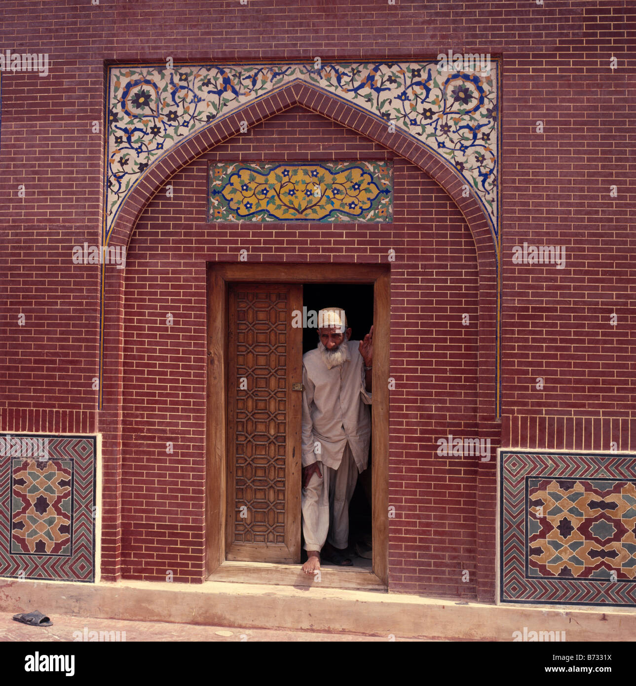 Lahore Pakistan Wazir Khan moschea uomo nella porta Foto Stock