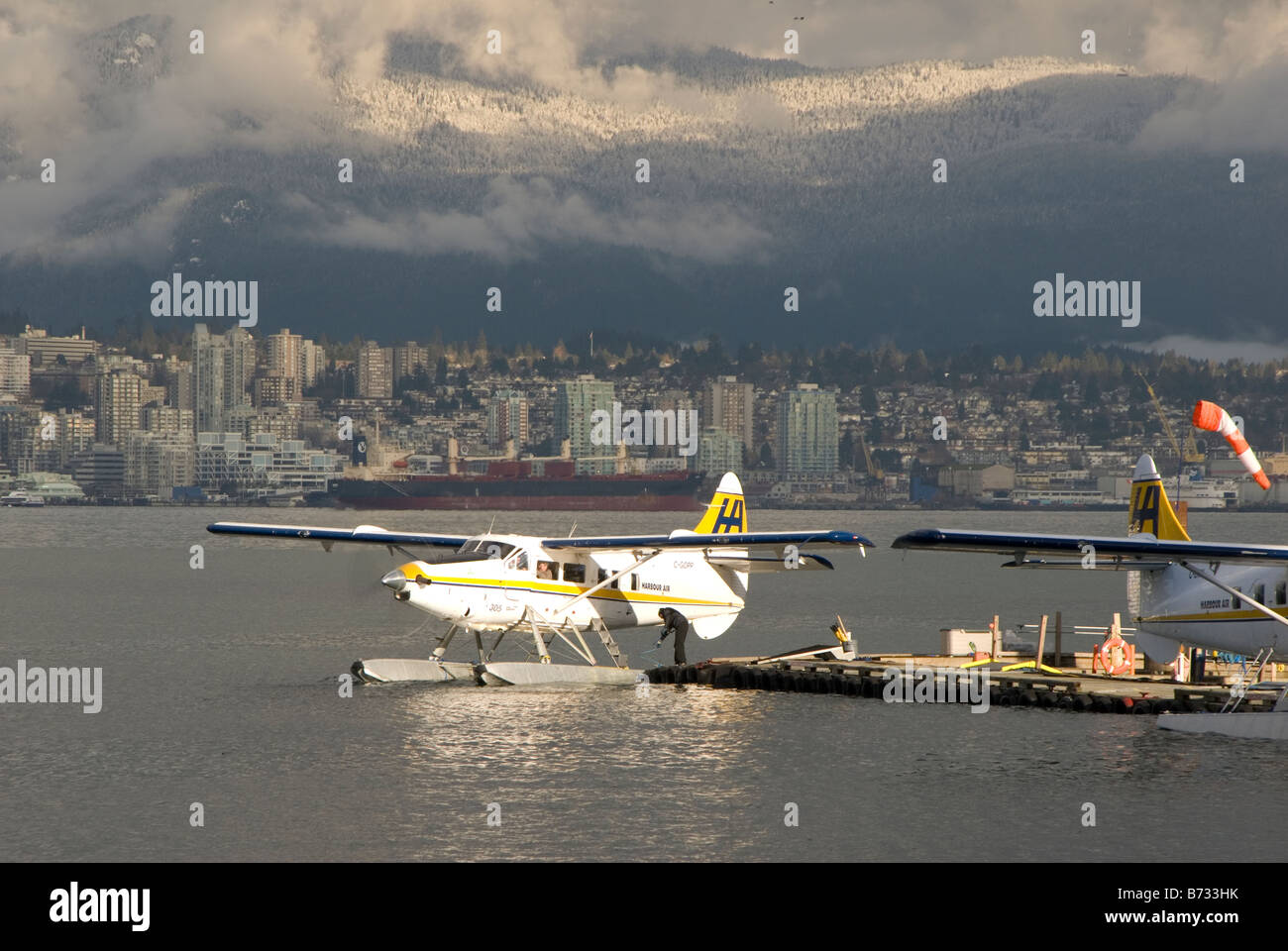 Piano di flottazione sul burrascoso giornata invernale in ingresso Burrard, Vancouver, British Columbia, Canada Foto Stock