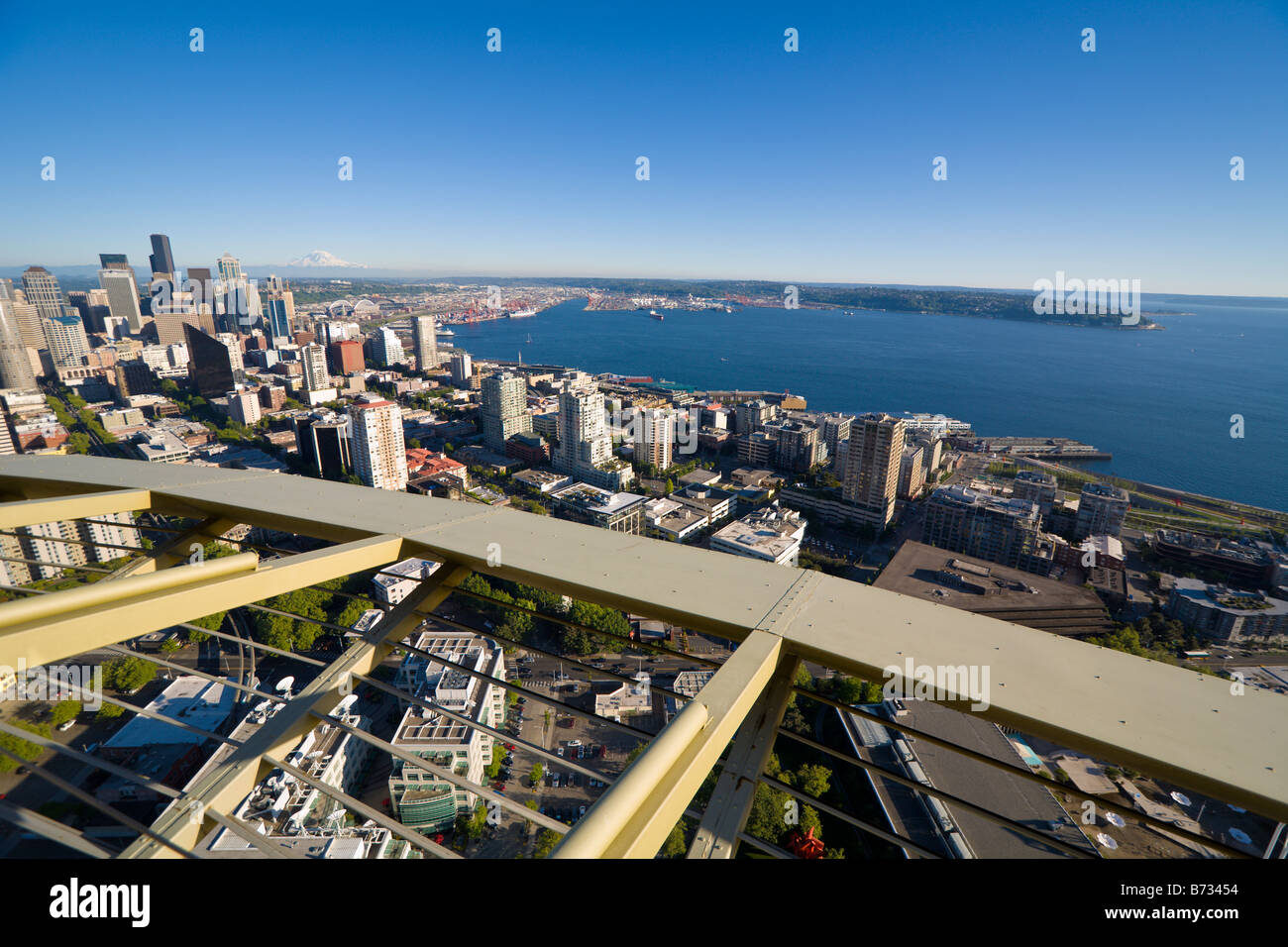 Vista aerea del centro cittadino di Seattle e il lungomare da Space Needle Foto Stock