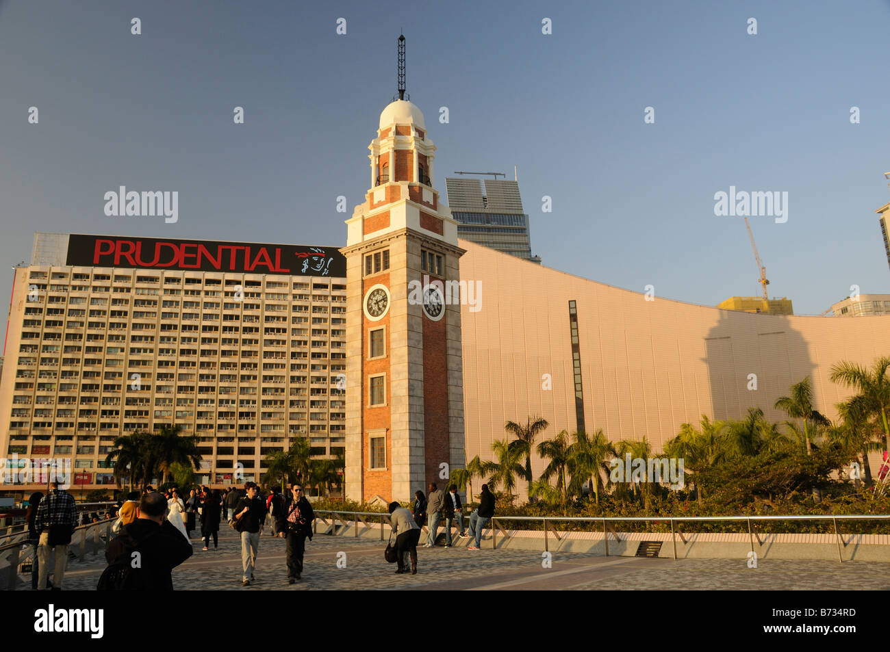 Torre dell Orologio a Tsim Sha Tsui promenade come il sole scende Foto Stock