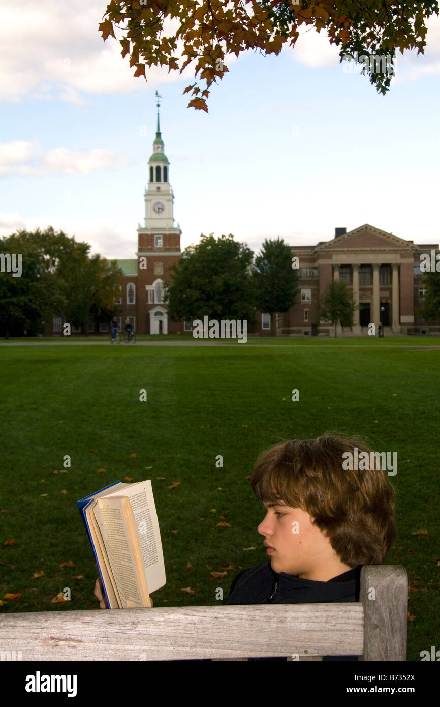 Studente la lettura di un libro sul campus di Dartmouth College che si trova nella città di Hannover del New Hampshire USA Foto Stock