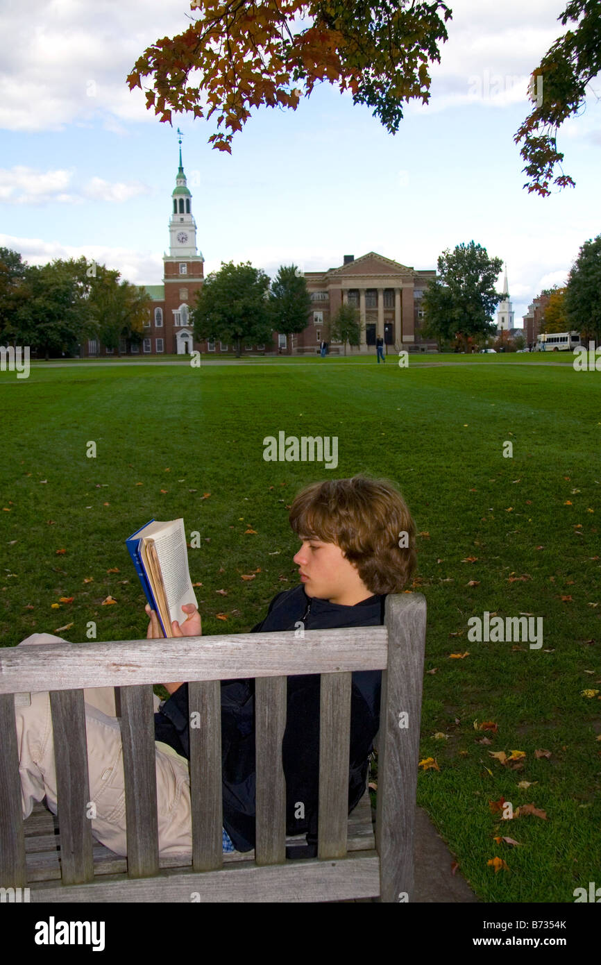 Studente la lettura di un libro sul campus di Dartmouth College che si trova nella città di Hannover del New Hampshire USA Foto Stock