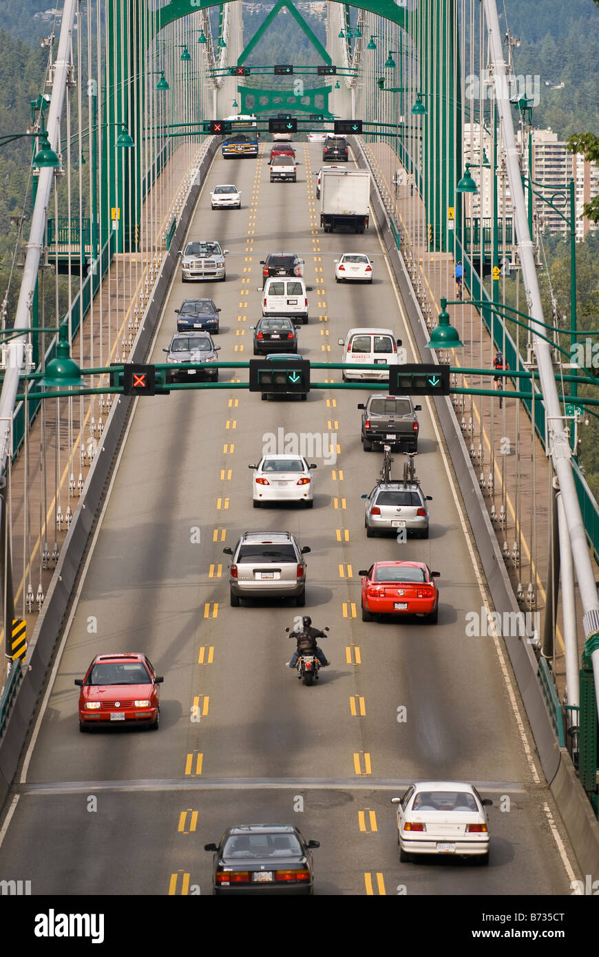 Un elevato angolo di visione del traffico automobilistico che si sposta attraverso il Ponte Lions Gate nella Città di Vancouver in Canada Foto Stock