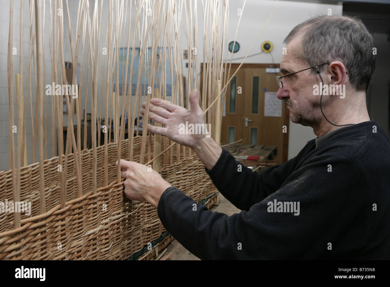 Bara fatta a mano da willow cresciuto sul livelli di Somerset Foto Stock