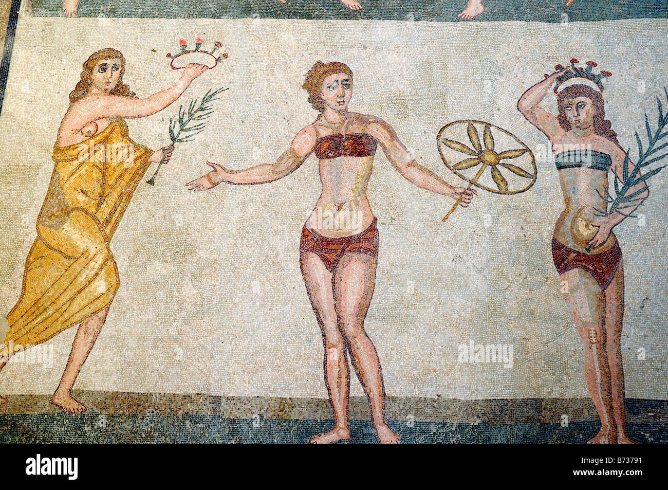 2000 anno vecchio mosaici Romani a Romana del Casale di Piazza Armerina, SICILIA, ITALIA. Le ragazze in bikini Foto Stock