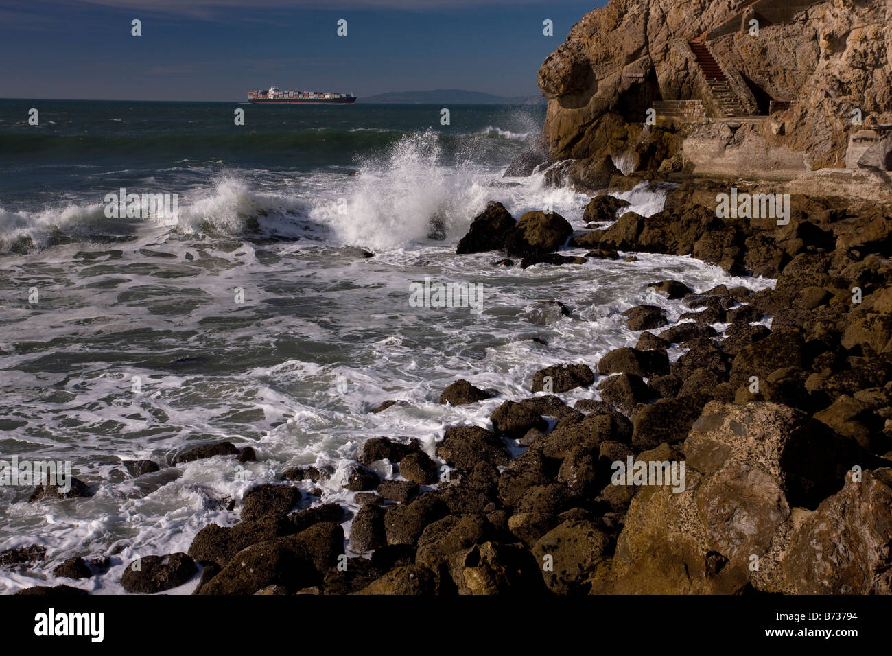 L'Oceano Pacifico costa di San Francisco con nave portacontainer di entrare nella Bay area centrale della California del nord STATI UNITI D'AMERICA Foto Stock