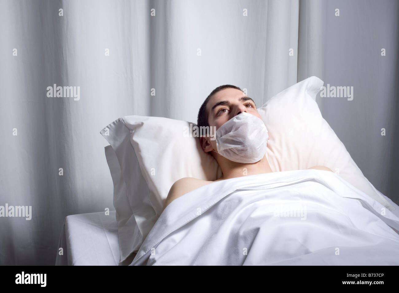 Ragazzo in ospedale in attesa che il medico Foto Stock