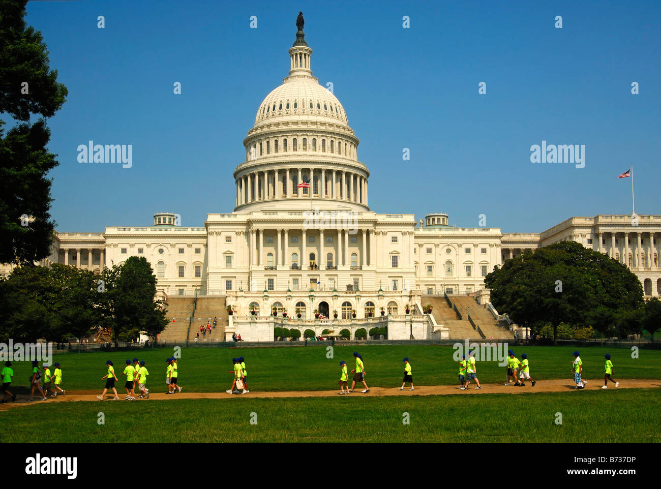 Gli studenti in giallo T shirts durante una gita scolastica al Campidoglio degli Stati Uniti, Washington D C, STATI UNITI D'AMERICA Foto Stock