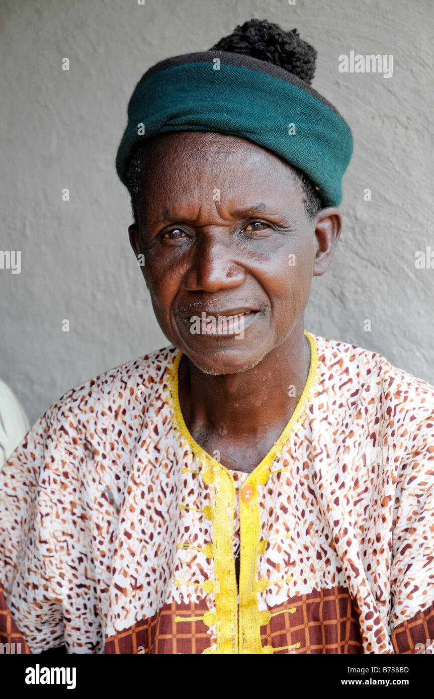 Uomo in Liberia nel miglior camicia e hat Zolowee Nimba County Foto Stock