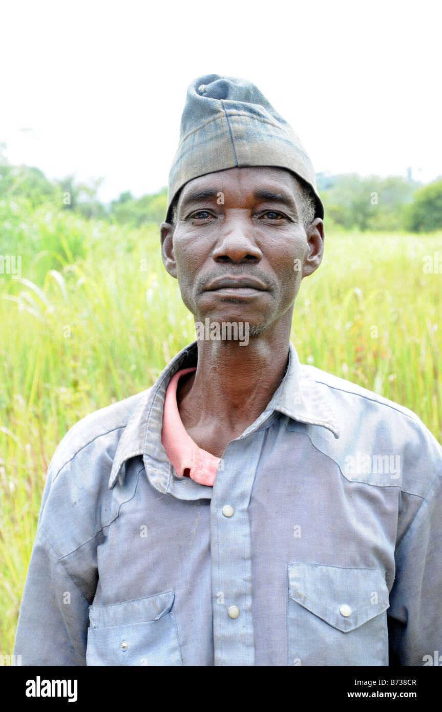 Uomo liberiano in camicia e cappuccio in prossimità Grassfield Nimba County Foto Stock