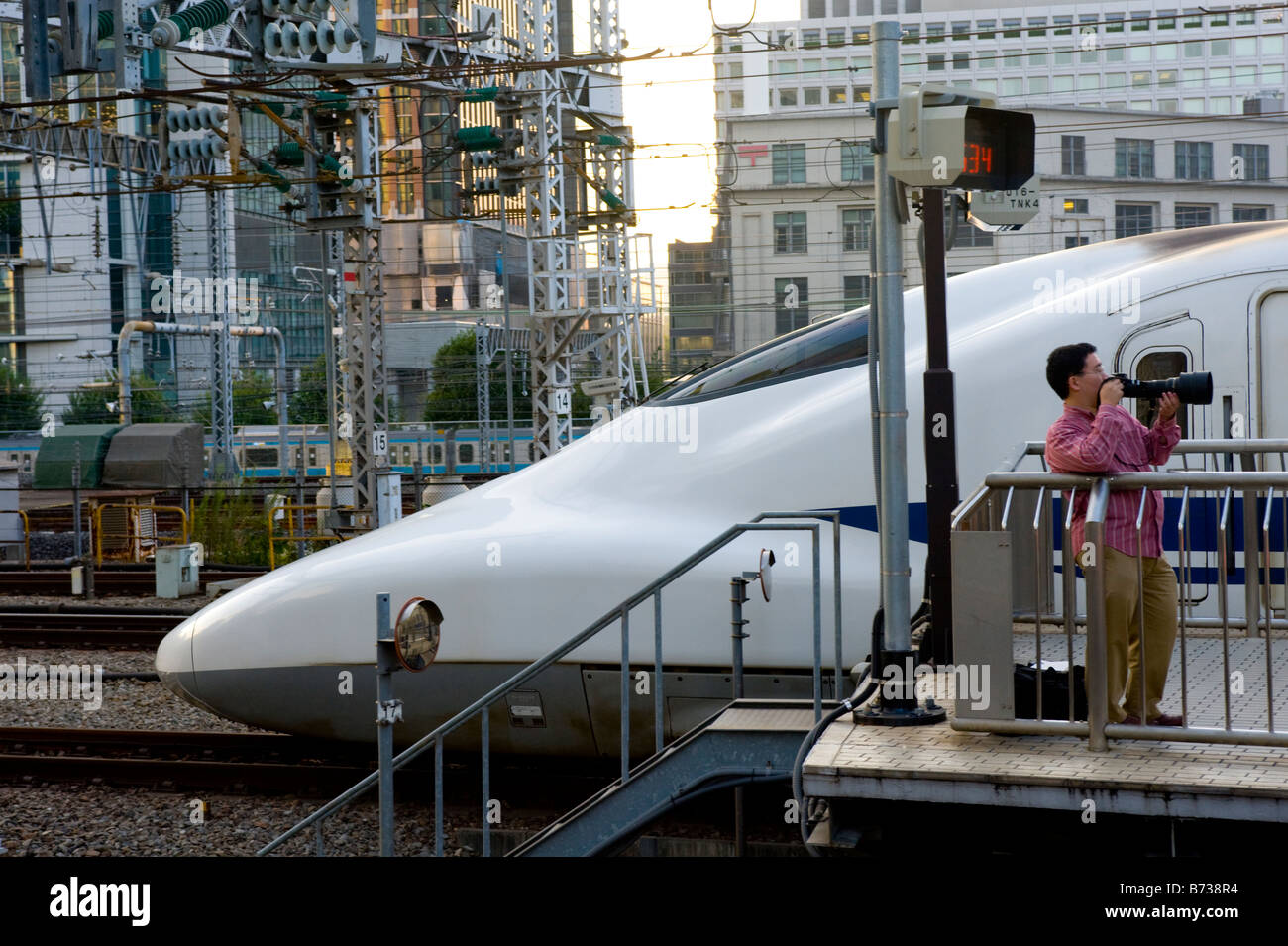 Un treno giapponese spotter fotografando una serie 700 Shinkansen con il treno alla Stazione di Tokyo, Giappone. Foto Stock