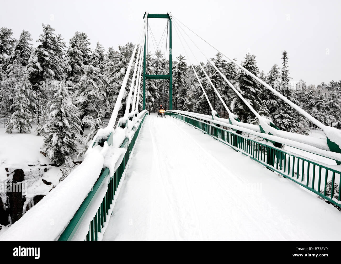 Motoslitta ponte sopra il fiume francese, Ontario, Canada Foto Stock