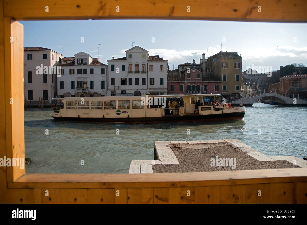 Un sistema di cottura a vapore in Canal Grande a Venezia Foto Stock