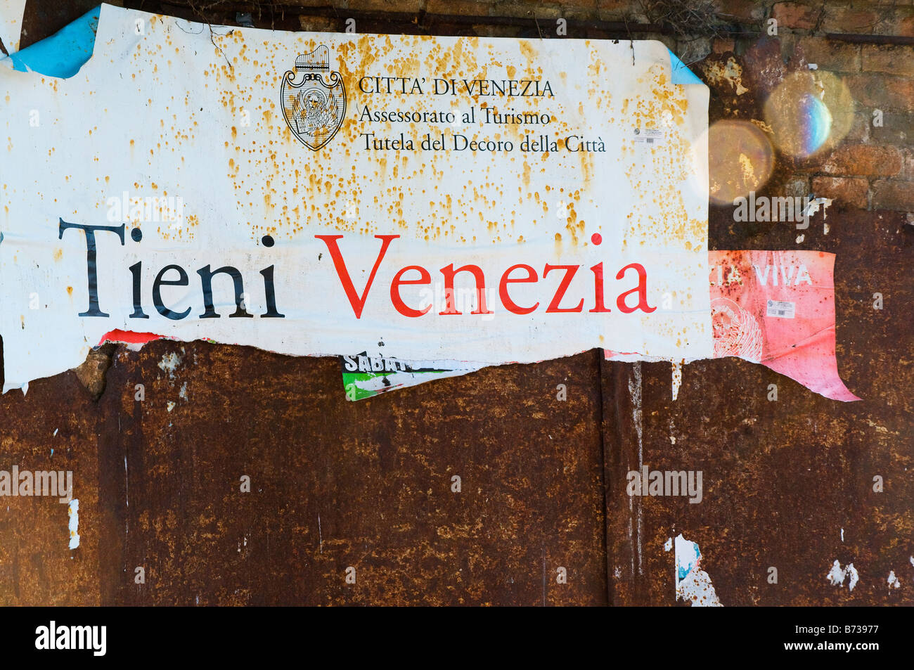 Un poster strappato circa la salvaguardia di Venezia Foto Stock