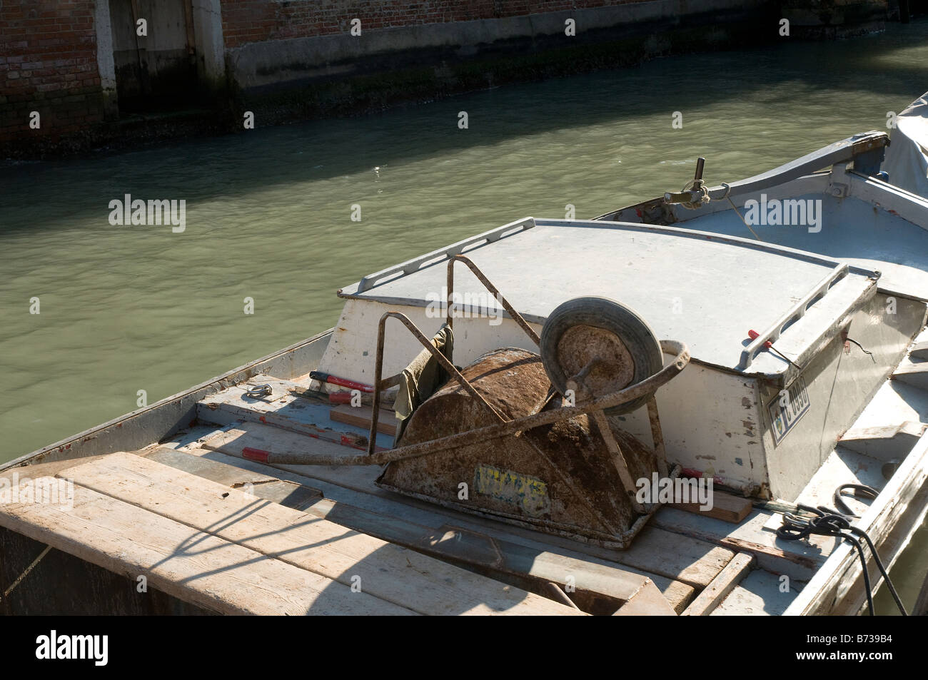 Una barca operaio a Venezia Foto Stock
