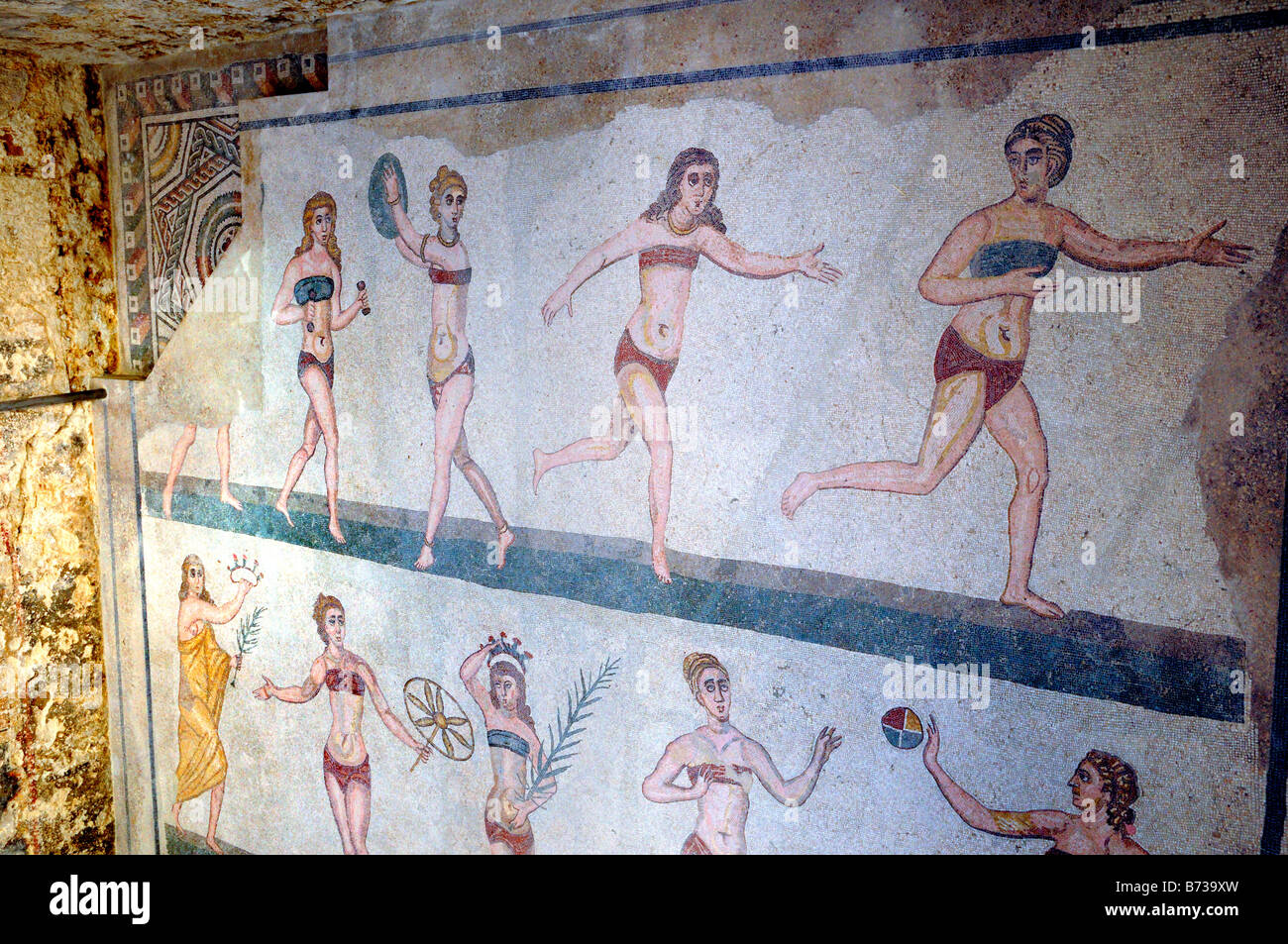 2000 anno vecchio mosaici Romani a Romana del Casale di Piazza Armerina, SICILIA, ITALIA. Le ragazze in bikini. Foto Stock