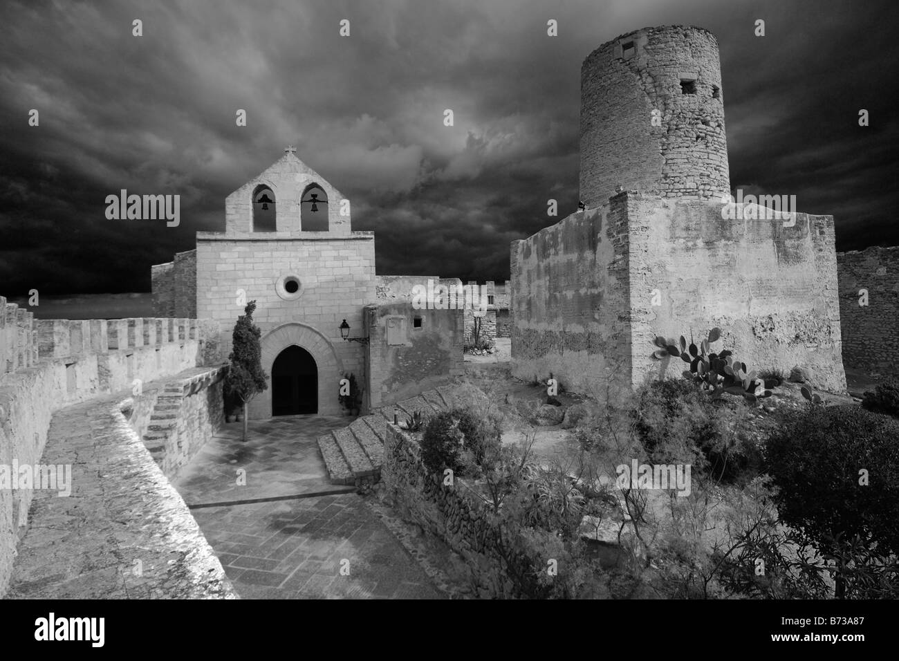 Mallorca Capdepera fort la cappella e la torre di guardia - La drammatica conversione in bianco e nero Foto Stock