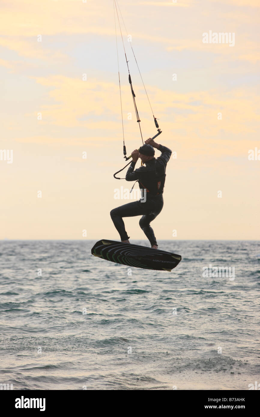 Il kite surf su Playa de Los Lances Tarifa Foto Stock