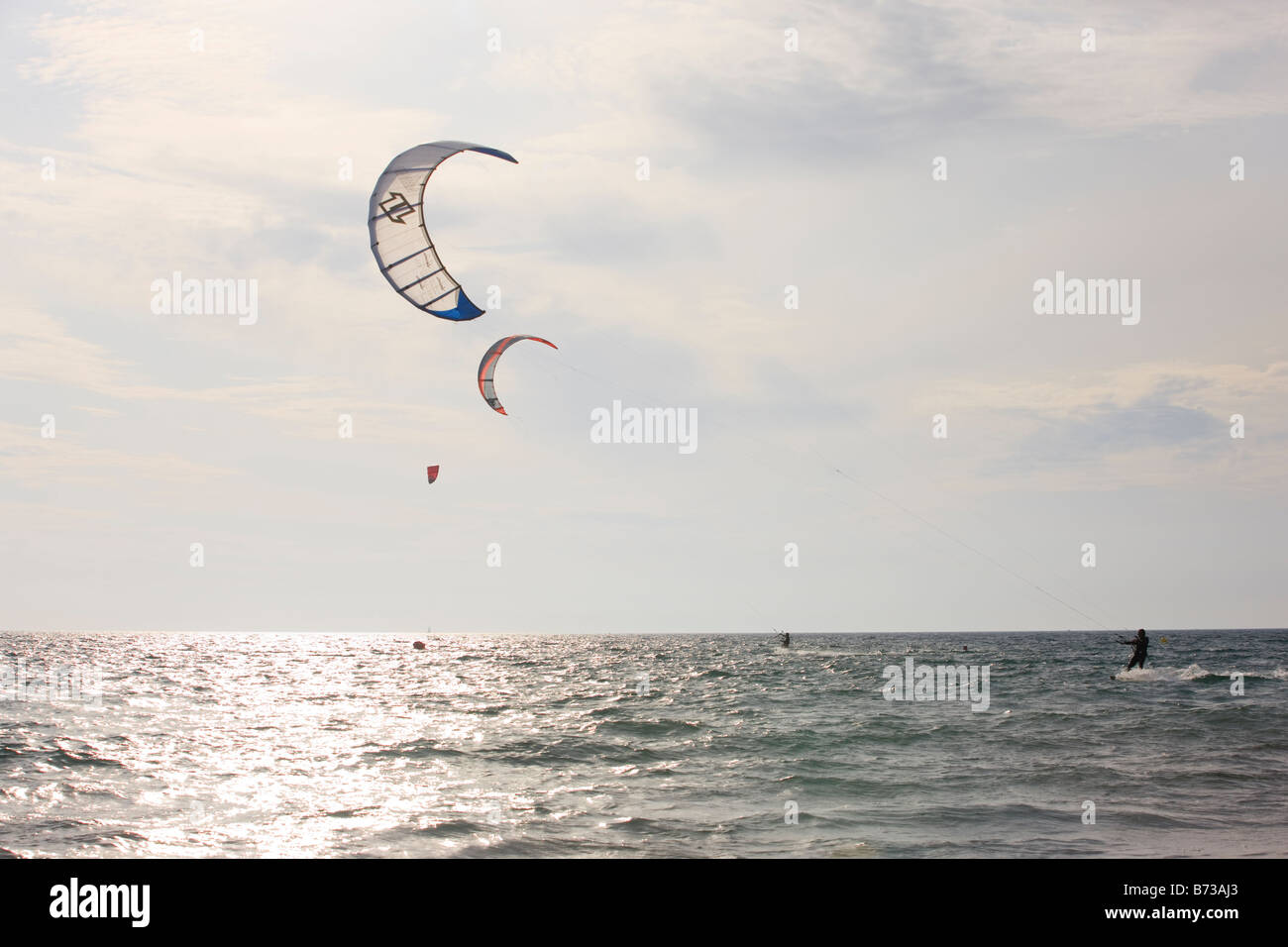 Il kite surf su Playa de Los Lances Tarifa Foto Stock