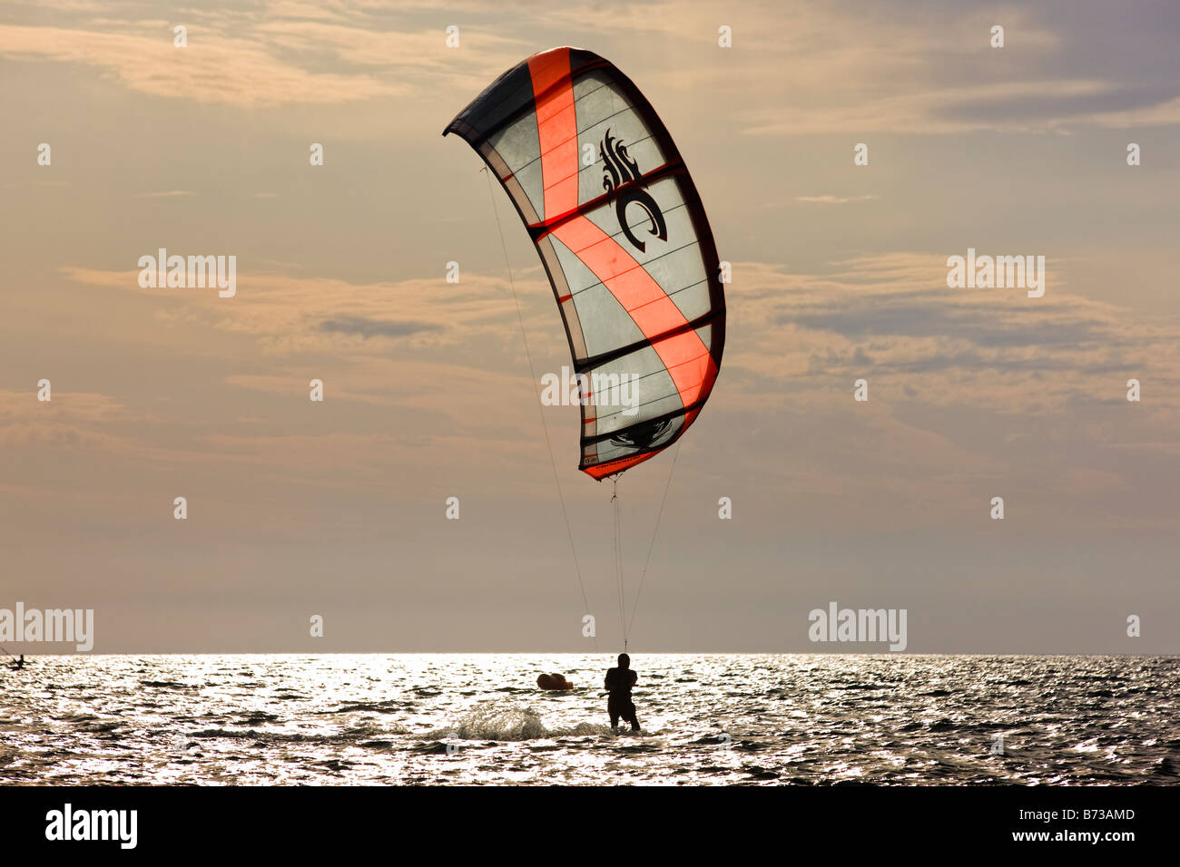 Il kite surf su Playa de Los Lances Tarifa Foto Stock