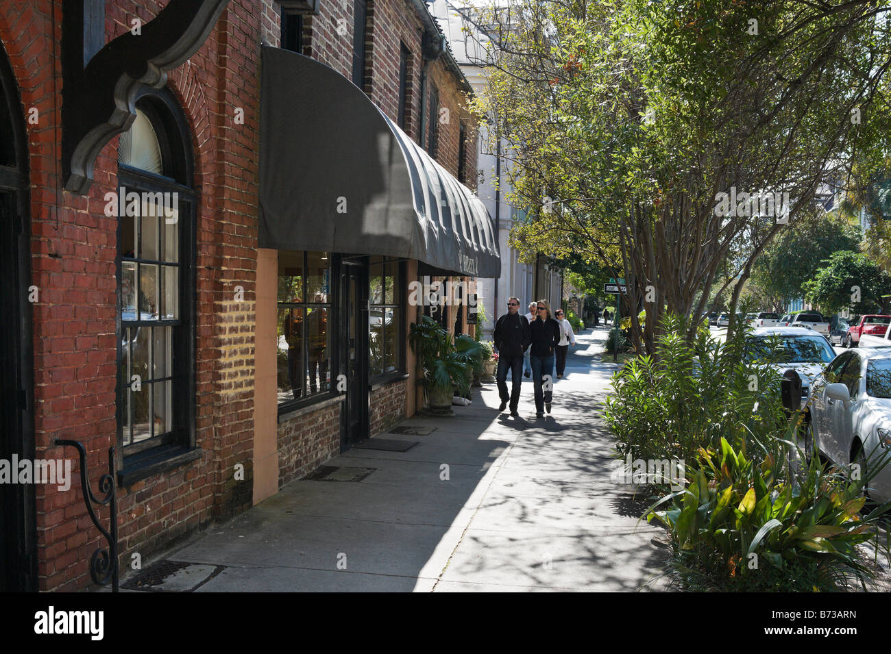 Negozi di East Bay Street nel quartiere storico, Charleston, Carolina del Sud, STATI UNITI D'AMERICA Foto Stock