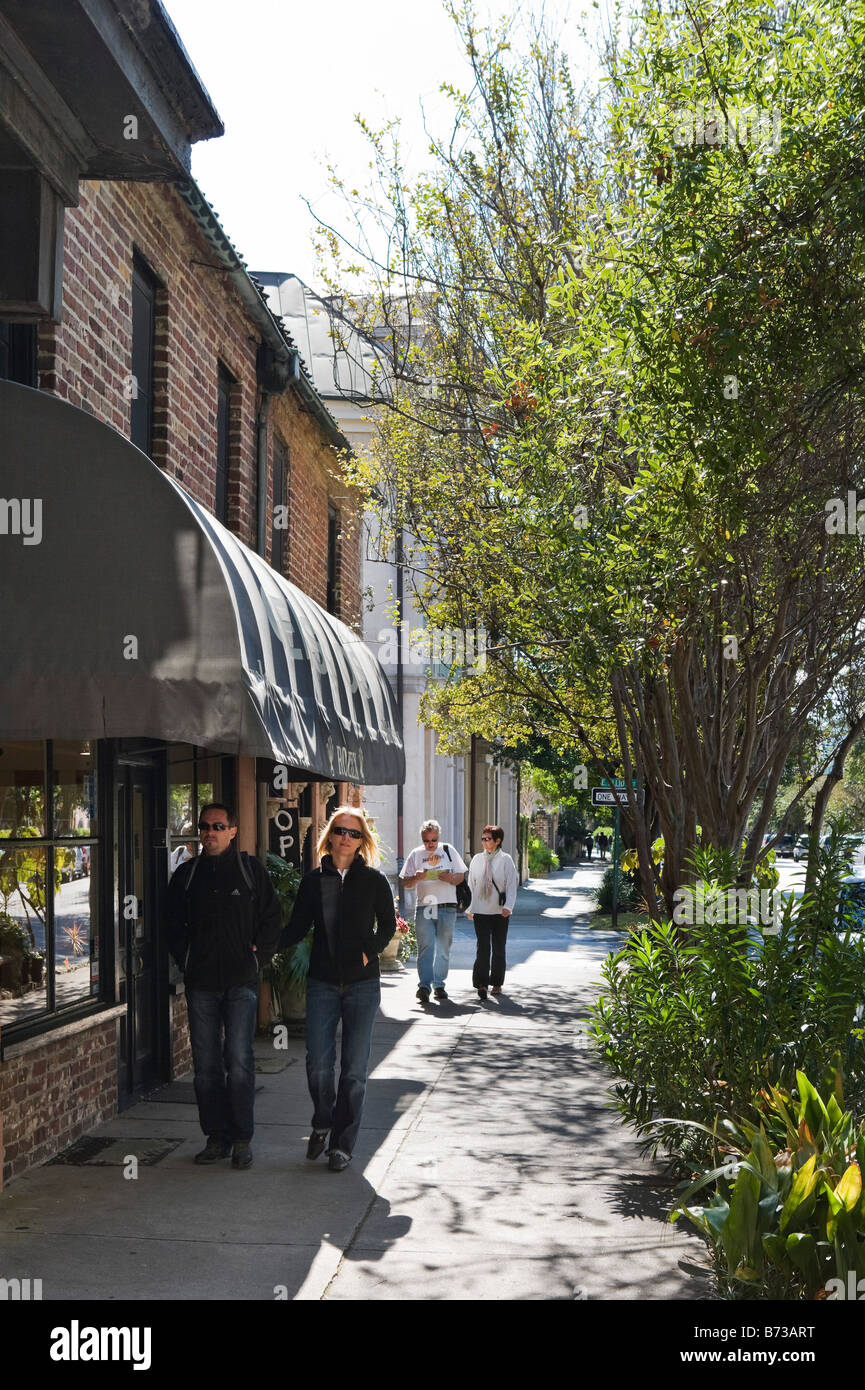 Negozi di East Bay Street nel quartiere storico, Charleston, Carolina del Sud, STATI UNITI D'AMERICA Foto Stock